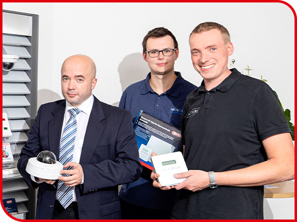 netkom-mitarbeiter-praesentieren-sicherheitstechnik